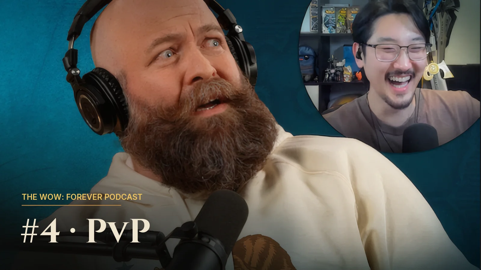 Un presentador con barba y auriculares mira hacia arriba sorprendido frente a un micrófono de estudio, mientras un invitado se ríe en un recuadro de video redondo, sobre un fondo verde azulado oscuro con el título The WoW: Forever Podcast #4 PvP